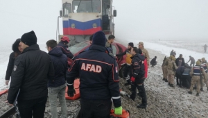 Kars'ta yük treni hemzemin geçitte otomobile çarptı!