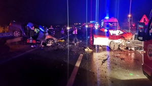 Otomobiller kafa kafaya çarpıştı 3 ölü 2 yaralı var!