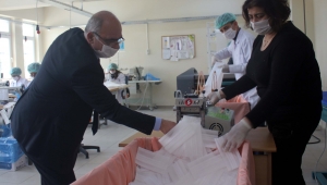 Kırşehir'de öğretmen ve öğrencilerden maske üretimi