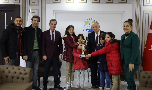 Başkan Öztürk şampiyon öğrencileri makamında kabul etti!