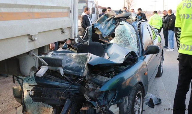 Sakarya'da feci kaza! Kamyona arkadan ok gibi saplandı!