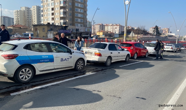 Kayseri’de 10 otomobil birbirine girdi: 2 yaralı!