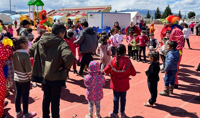 Talas Gençlik Merkezi, depremin izlerini siliyor!