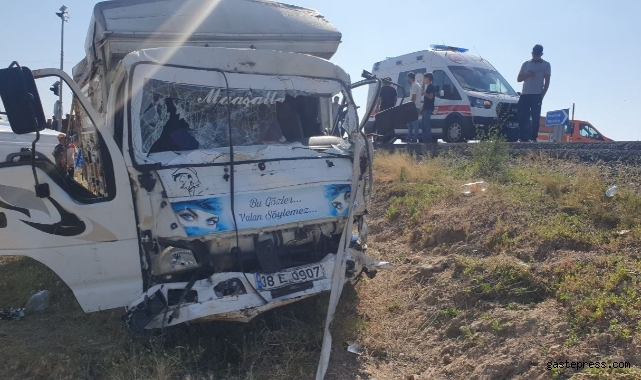 Yolcu minibüsü ile kamyon çarpıştı: 12 yaralı!