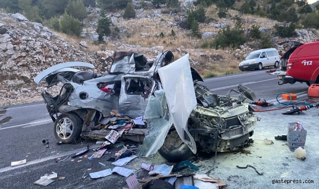 Antalya'da yolcu otobüsü ile otomobil kafa kafaya çarpıştı: 1 ölü, 5 yaralı!