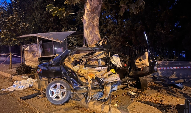 Ağaca çarpıp ikiye bölünen otomobilin sürücüsü öldü!
