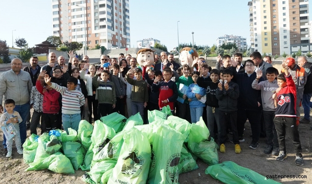 Bahçelievler'de belediye ve öğrenciler çöp topladı!