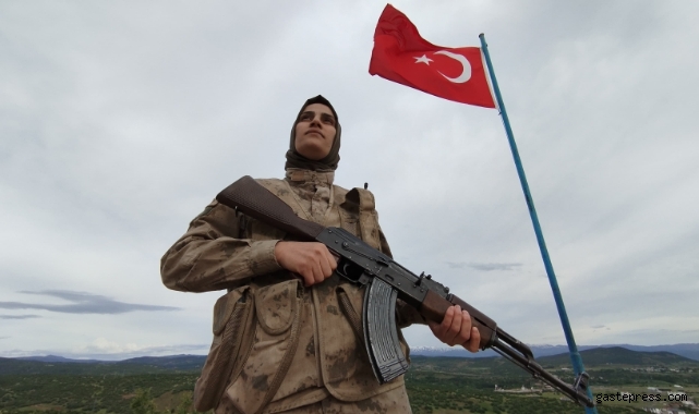 Gündüz evde anne, akşam vatan nöbetinde!