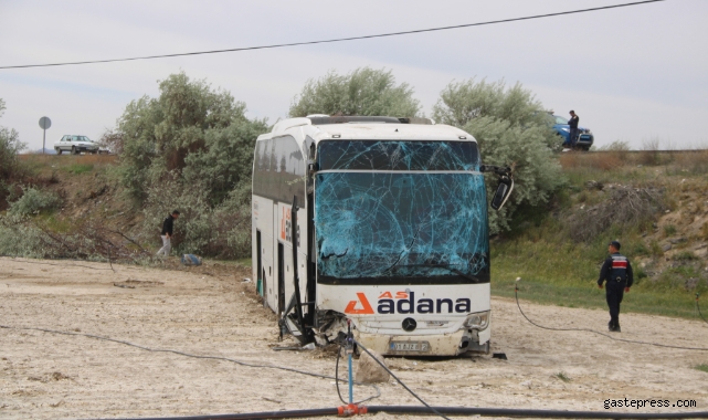 Yoldan Çıkan Yolcu Otobüsü Tarlaya Girdi: 4 Yaralı!