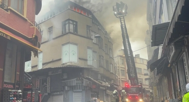 Fatih'te 4 katlı binada yangın çıktı!