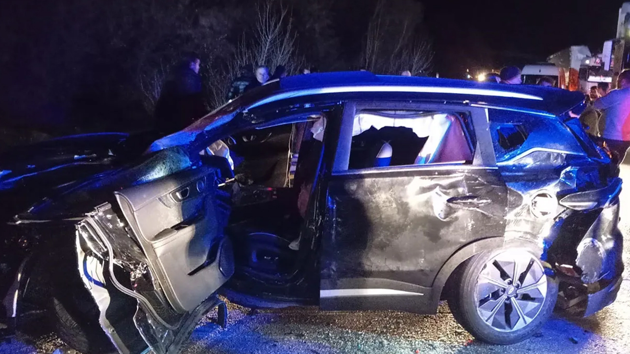 Sivas'ta yolcu otobüsü ile otomobi çarpıştı: 10 yaralı!
