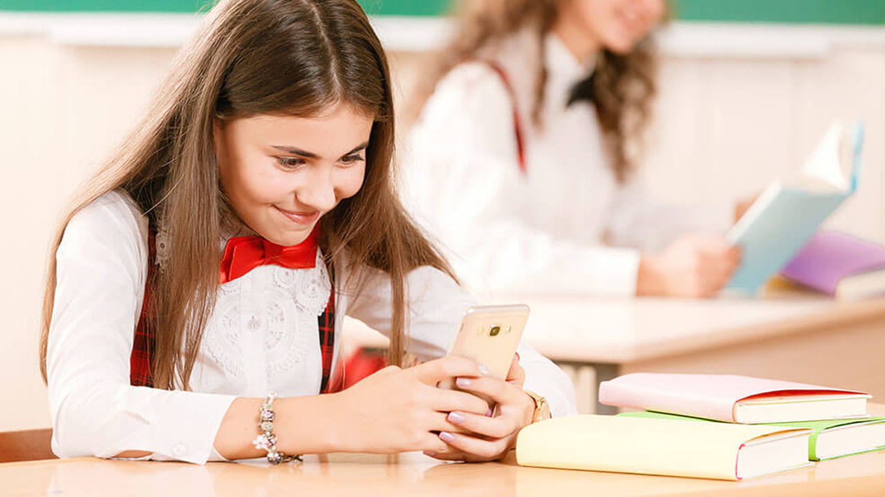 İngiltere'den sonra; yeni yasayla okullarda telefon ve akıllı saat kullanımı yasaklanıyor!