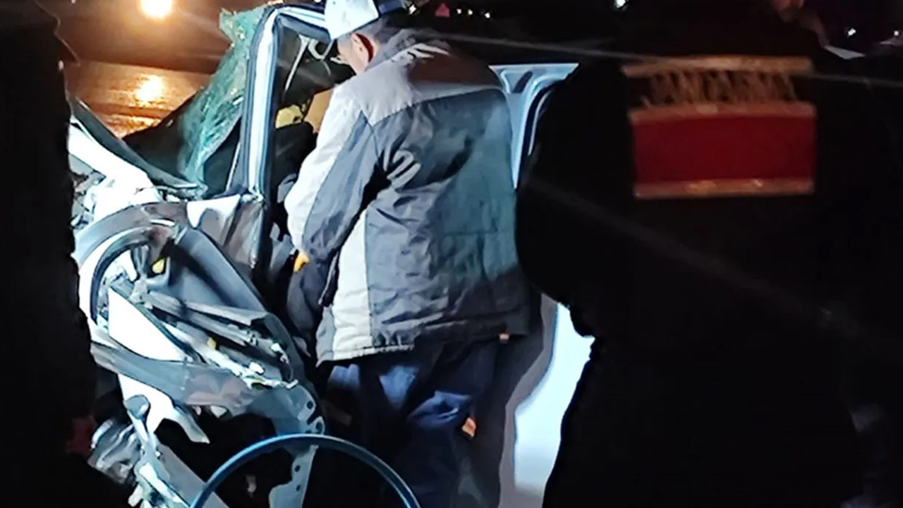 Afyonkarahisar'da iki otomobil çarpıştı: 2 ölü 4 yaralı!