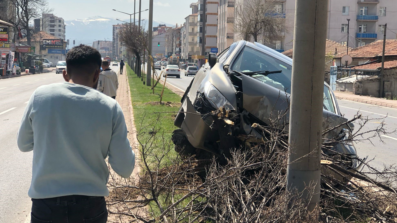 Kayseri'de otomobil ağaca çarptı 1 kişi yaralandı!