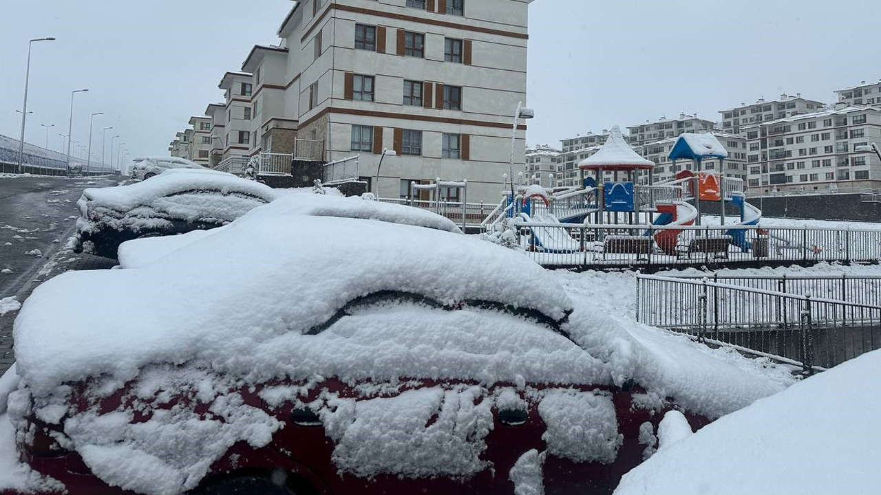 Nisan karı Kayseri'yi beyaza bürüdü!