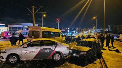 Kayseri'de 11 araçlı zincirleme kaza: 2 yaralı