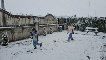 Kayseri'de lapa lapa kar yağdı!