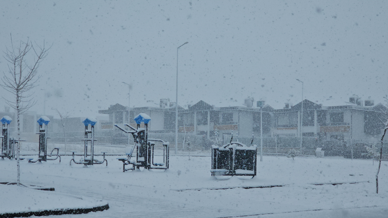 Kayseri’de Nisan Ortasında Kar Sürprizi! Meteoroloji’den 4 Uyarı Birden!
