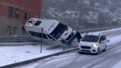 Yollar buz pistine döndü, minibüs devrildi, otomobil refüje çıktı!