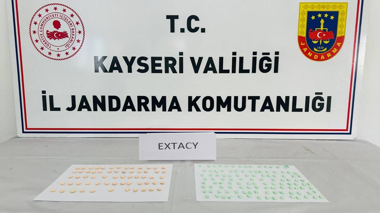 Zehir tacirleri jandarmadan kaçamadı!