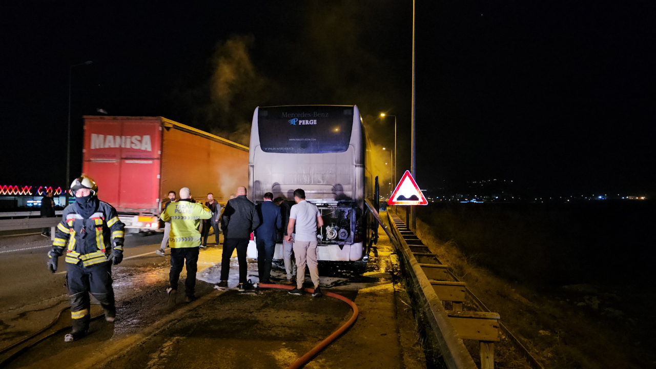Turistleri taşıyan otobüs yandı, faciadan dönüldü!