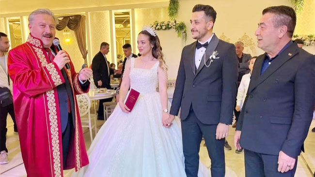 Gazeteci Mustafa Duran’ın En Mutlu Günü: Kızı Melike Sena Dünya Evine Girdi!