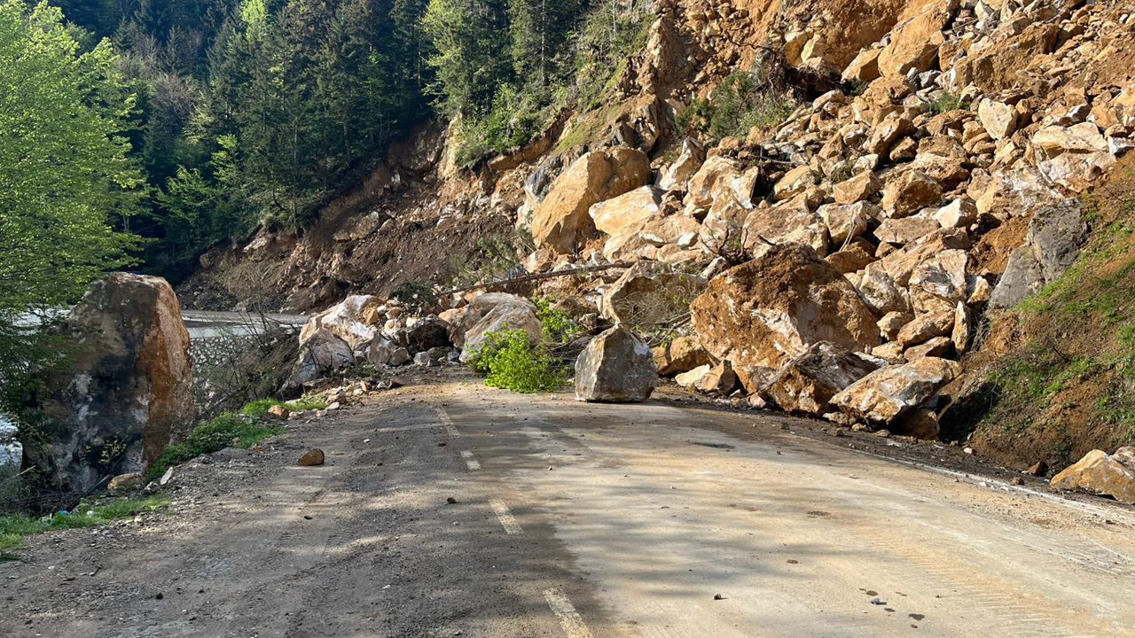 Giresun'da heyelan: Kara yolu ulaşıma kapandı!