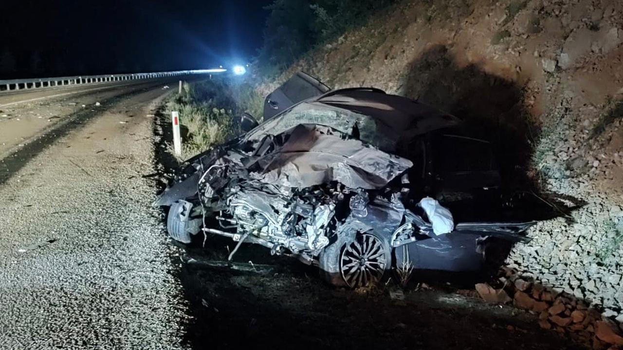 Yolcu otobüsü ile otomobil çarpıştı: 1 ölü, 8 yaralı!
