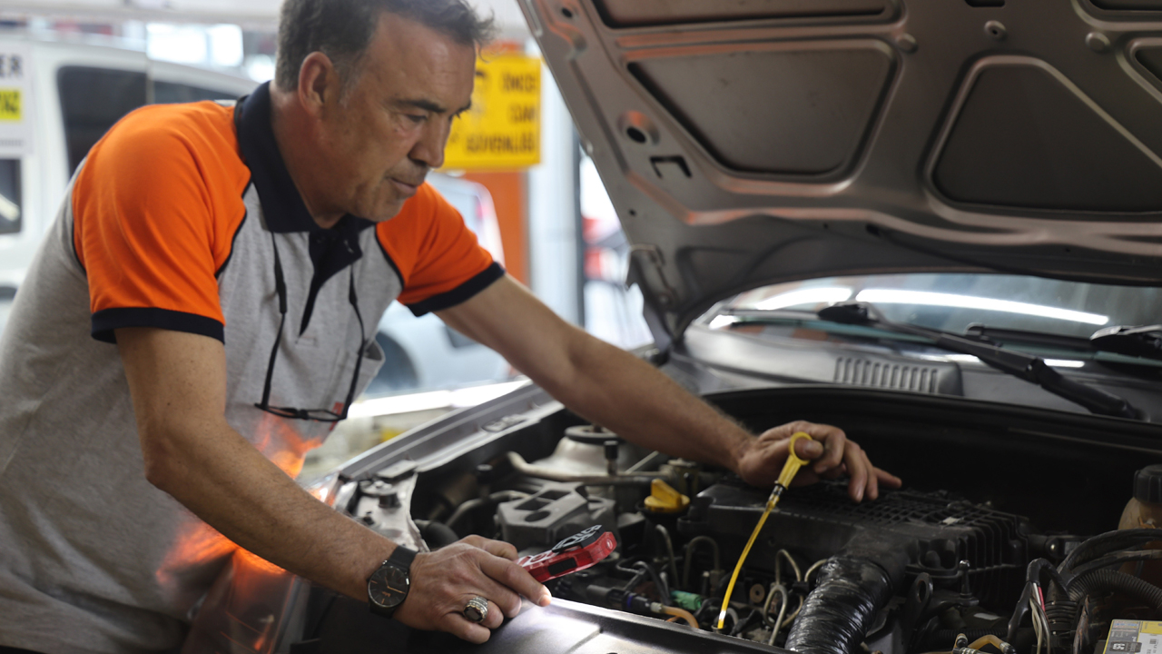 Pes dedirten görüntü: Otomobilin motorundan bulaşık teli çıktı!