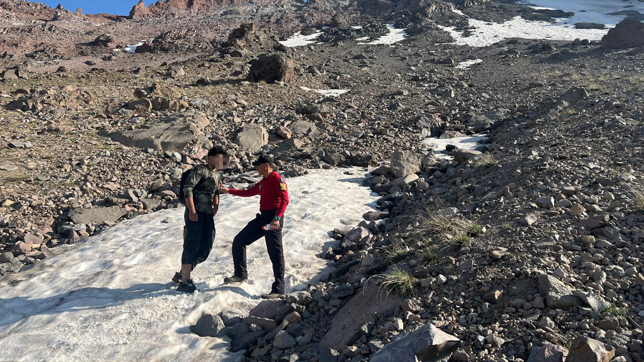 Erciyes'te 3 bin 350 metre yükseklikte mahsur kalan dağcı kurtarıldı!