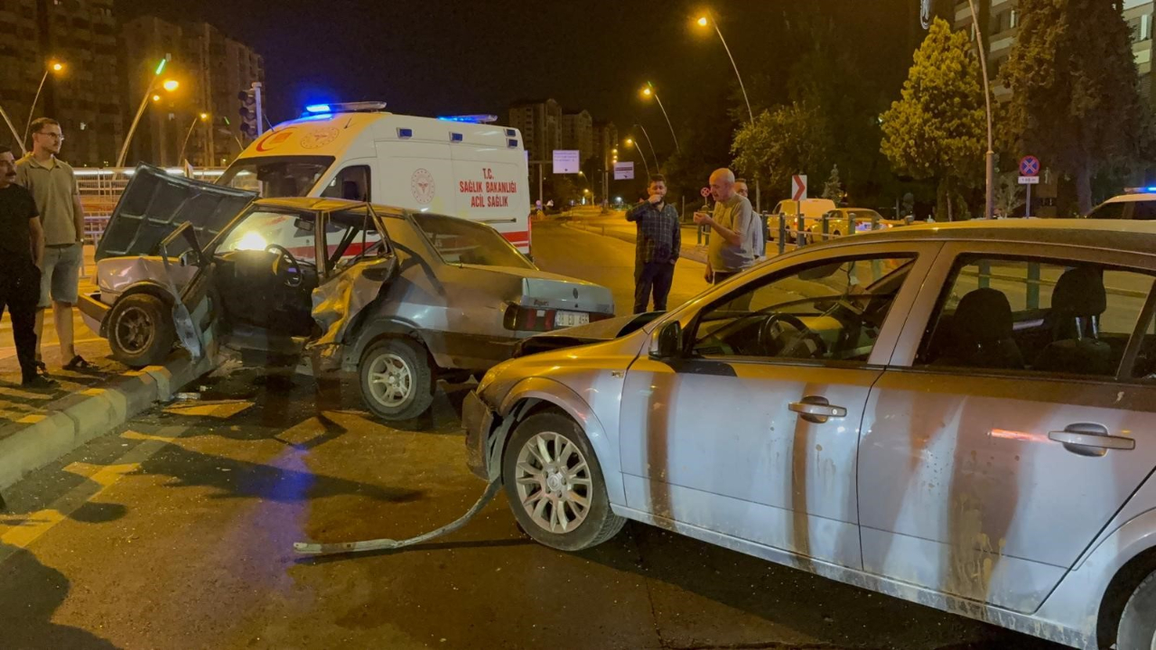 Tofaş marka otomobil ortadan büküldü: 3 yaralı!