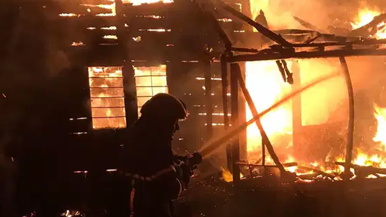 Ordu'da korkutan yangın: 2 katlı ev kullanılamaz hale geldi!