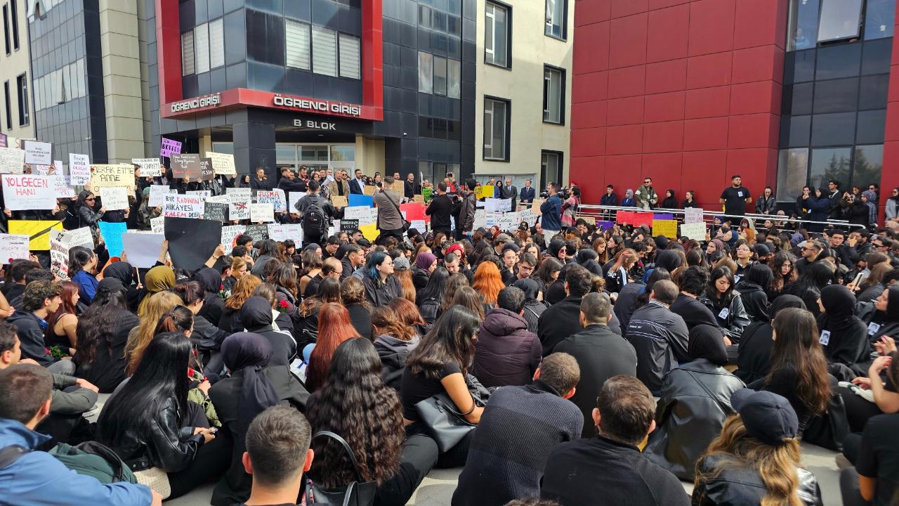 ERÜ'de öğrenciler Meliha'nın öldürüldüğü yere karanfil bıraktı!