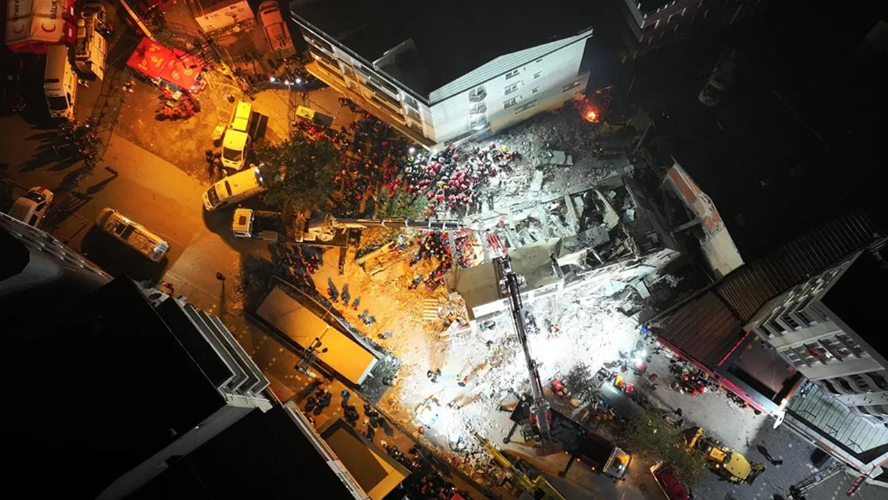 Kocaeli'de çöken binanın enkazında kalan anne ve babanın cansız bedenlerine ulaşıldı!