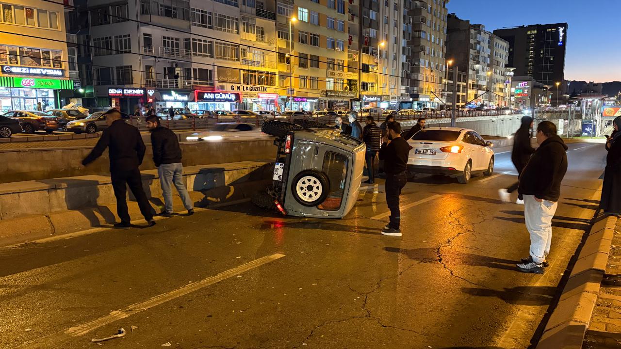 Otomobilin çarptığı cip yan yattı, yol trafiğe kapandı!