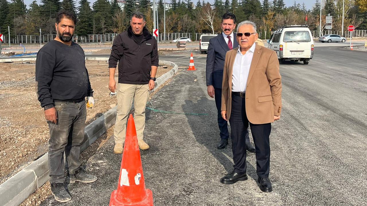 Başkan Büyükkılıç'tan Talas Bulvarı üzerindeki kavşak düzenleme ve deplase çalışmalarında pazar mesaisi!