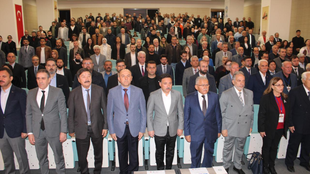 Kayseri Valisi Gökmen Çiçek "Bu bayrakların olduğu coğrafyada yaşayan hiç kimse kendini göçmen hissetmez"