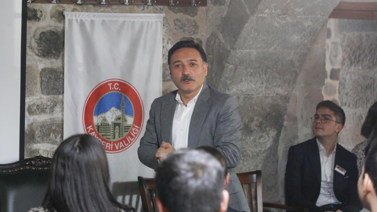 Vali Çiçek; Mektep Melikgazi'de öğrencilerle tecrübelerini paylaştı!