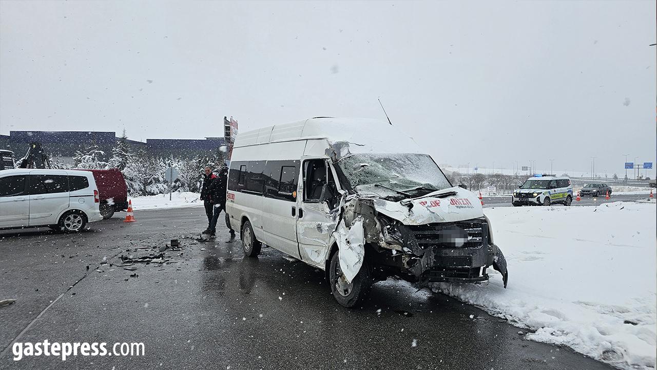 İşçi servisi tıra çarptı: 11 yaralı!