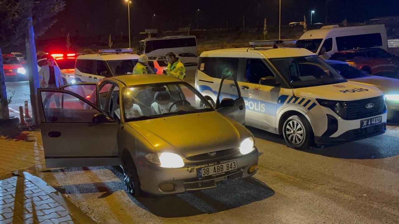 Kayseri’de Alkollü Sürücü Polis Memuruna Çarpıp Kaçtı: Yakalandı!