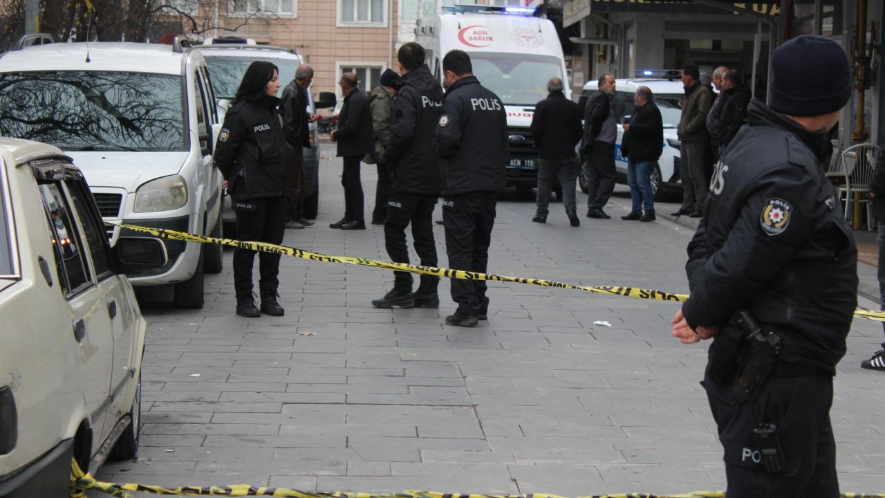 Yoldan geçenleri bıçakladı: 1'i ağır 3 yaralı!