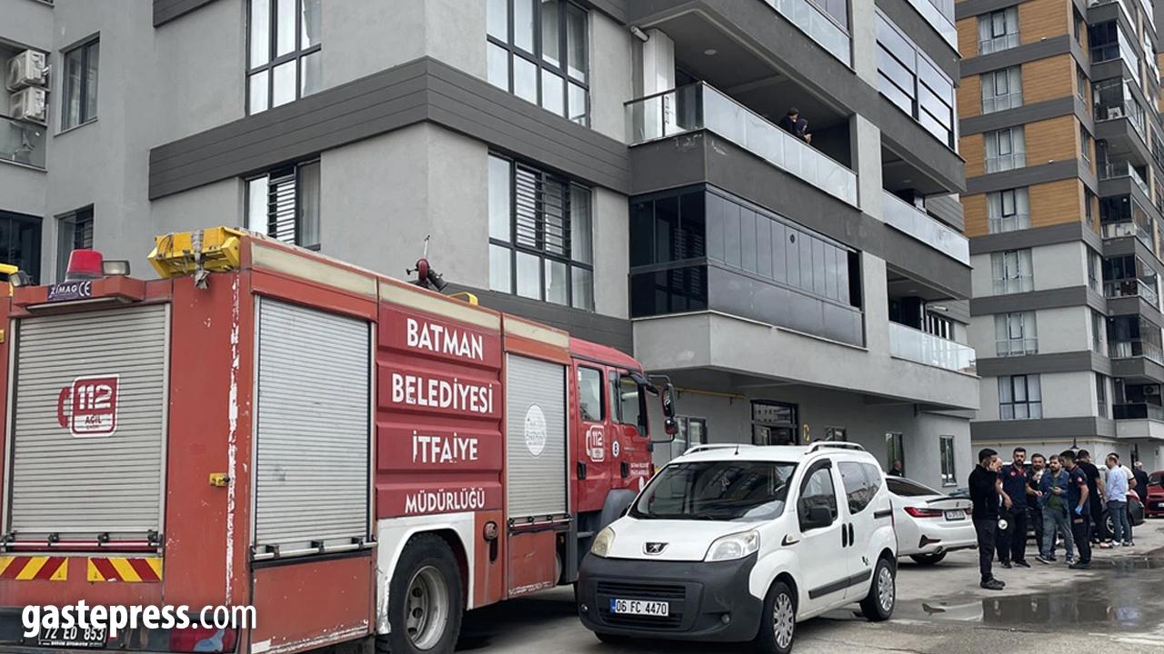 Asansörde mahsur kalanları kurtarmak isterken hayatını kaybetti!