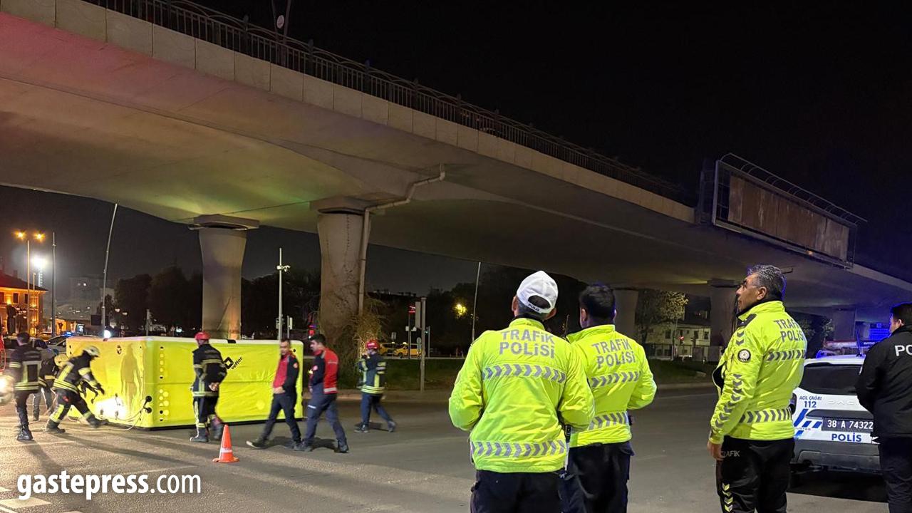 İntihar etmek için köprüye çıkan şahsı polis ikna etti!