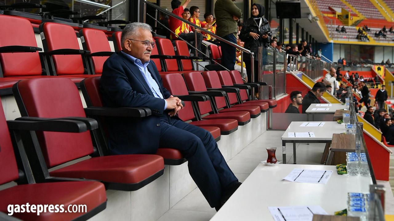 Kayserispor’un En Zor Gününde Tribünde Tek Başına: Memduh Büyükkılıç!