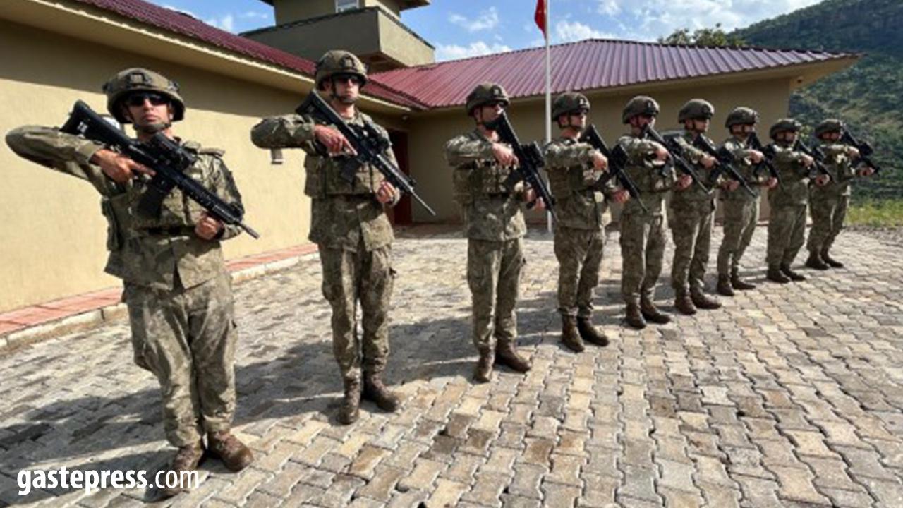 Mehmetçik Sınır Hattında Bayramlaştı!