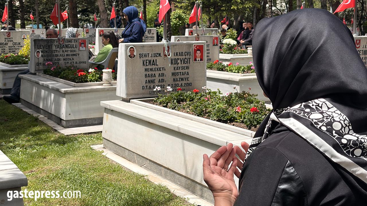 Şehit Anneleri Anneler Günü’nde Evlatlarının Kabri Başındaydı!