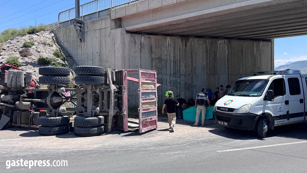 Damperi açılan kamyon köprüye çarptı: 1 ölü!