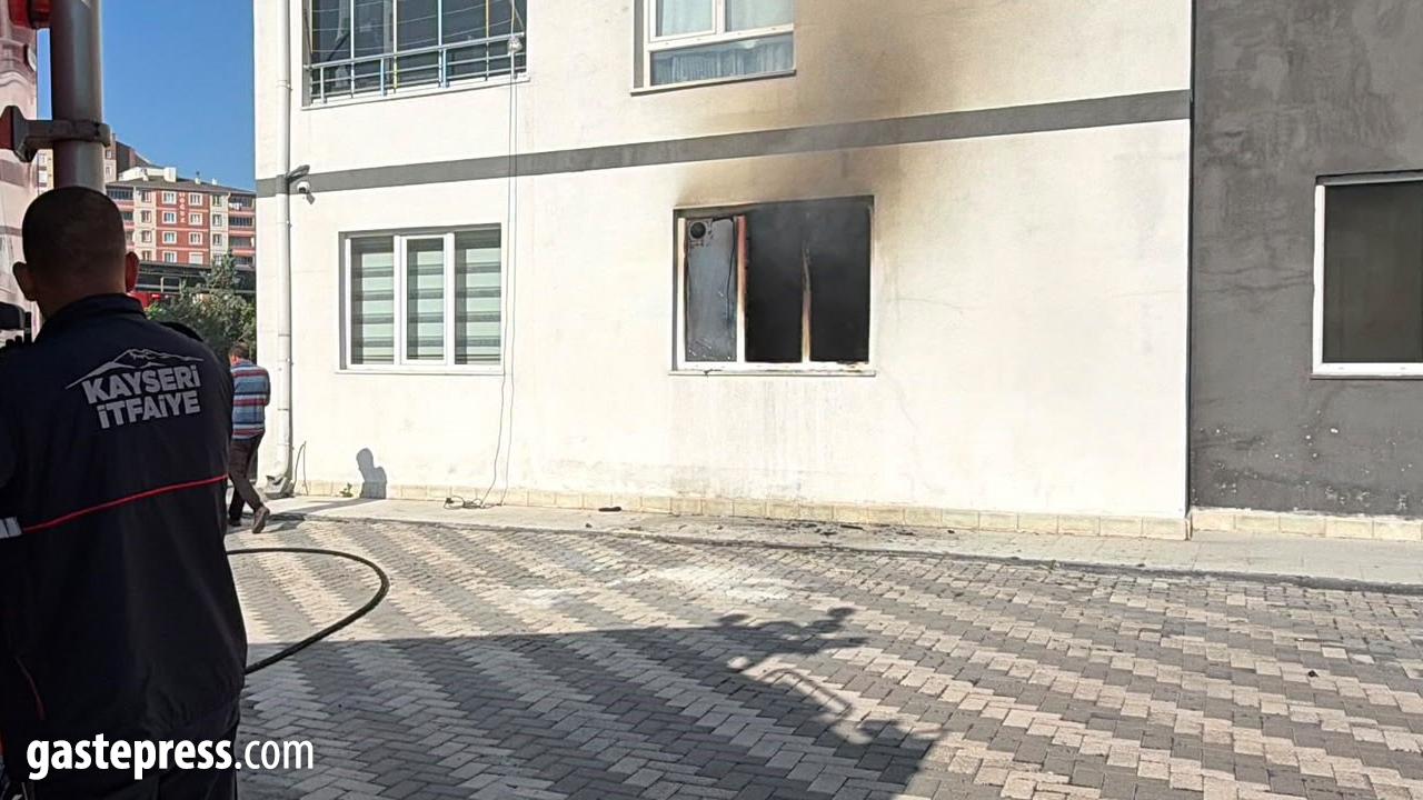 Kayseri'de 12 katlı binanın görevli dairesinde yangın!