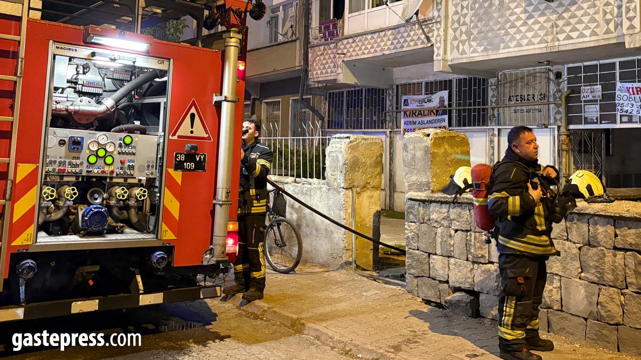 Kayseri’de 4 katlı binada çıkan yangında anne ve iki çocuğu dumandan etkilendi!
