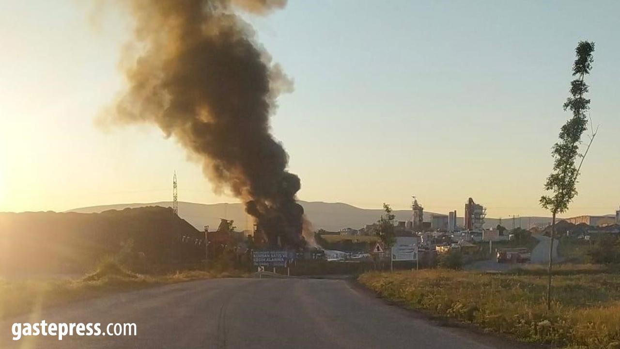 Kayseri'de Asfalt Şantiyesinde Korkutan Yangın! Bitüm Tankı 